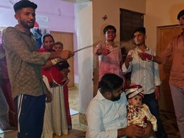 बाड़मेर में होली पर बच्चों को ढूंढने की अनोखी परंपरा, मिलने पर पिता से नेग और मां से लेते हैं गुड और नारियल बाड़मेर में होली पर बच्चों को ढूंढने की अनोखी परंपरा, मिलने पर पिता से नेग और मां से लेते हैं गुड और नारियल