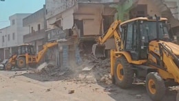Gujarat News : पत्नी प्रियकरासोबत गेली पळून, संतापलेल्या पतीने बुलडोझर घेतलं भाड्याने अन् थेट...हैराण करणारं प्रकरणं