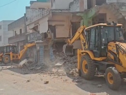 Gujarat News : पत्नी प्रियकरासोबत गेली पळून, संतापलेल्या पतीने बुलडोझर घेतलं भाड्याने अन् थेट...हैराण करणारं प्रकरणं Gujarat News : पत्नी प्रियकरासोबत गेली पळून, संतापलेल्या पतीने बुलडोझर घेतलं भाड्याने अन् थेट...हैराण करणारं प्रकरणं