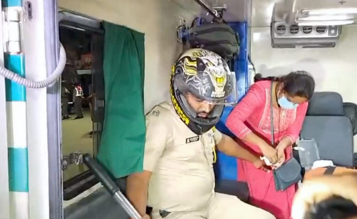 (नागपुर हिंसा के दौरान पुलिसकर्मी घायल) (नागपुर हिंसा के दौरान पुलिसकर्मी घायल)