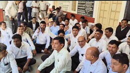 सीकर एडवोकेट के साथ मारपीट मामले ने पकड़ा तूल, SDM ऑफिस के बाहर हुआ जमकर विरोध प्रदर्शन