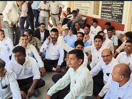 सीकर एडवोकेट के साथ मारपीट मामले ने पकड़ा तूल, SDM ऑफिस के बाहर हुआ जमकर विरोध प्रदर्शन सीकर एडवोकेट के साथ मारपीट मामले ने पकड़ा तूल, SDM ऑफिस के बाहर हुआ जमकर विरोध प्रदर्शन