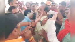 धर्मांतरण के संदेह पर विश्व हिंदू परिषद और बजरंग दल का हंगामा, बस चालक से की मारपीट