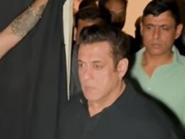सलमान खान की हरी पैंट पर फिदा हुए फैन्स, बोले- कौन कहता भाईजान बुड्ढे हो गए सलमान खान की हरी पैंट पर फिदा हुए फैन्स, बोले- कौन कहता भाईजान बुड्ढे हो गए