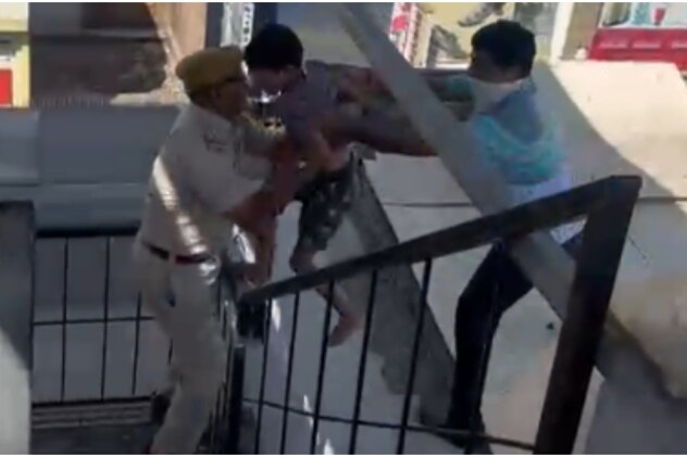 शोरूम के टॉप फ्लोर पर रह रहे परिवार को किया रेस्क्यू.