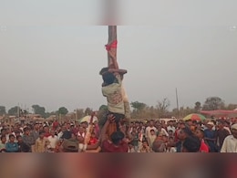 मलखंभ को लेकर लोगों में उत्साह,  25 से 30 फीट ऊंचे खंभे पर चढ़ने की होड़, 64 सालों से लगातार जारी