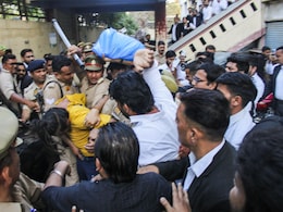 हटो, जाने दो... मेरठ पुलिस बचाती रही, वकीलों ने कोर्ट में ही साहिल को पीटा, देखें Video हटो, जाने दो... मेरठ पुलिस बचाती रही, वकीलों ने कोर्ट में ही साहिल को पीटा, देखें Video