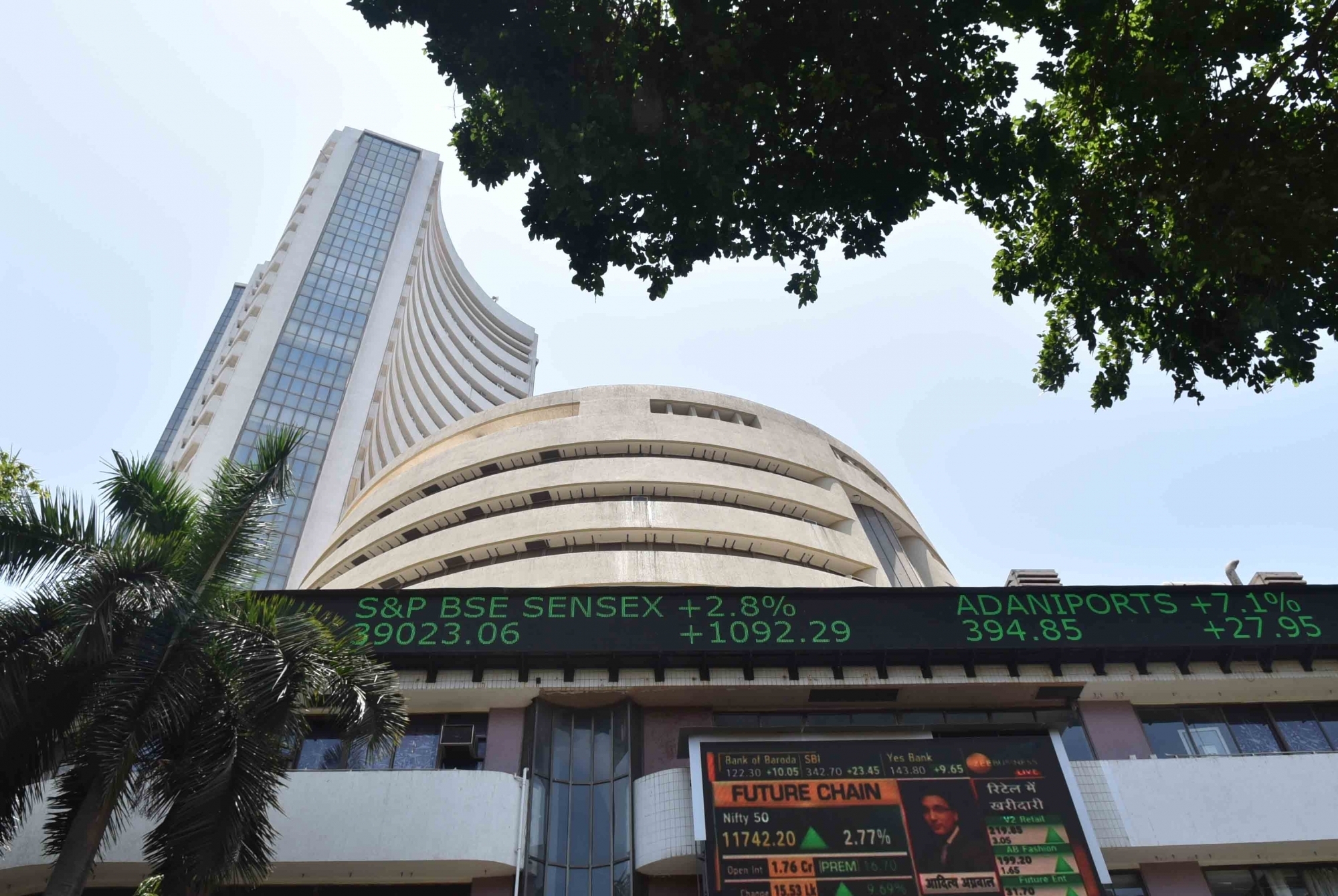 Sensex Drops Over 500 Points After Trump Announces 26% Reciprocal Tariff