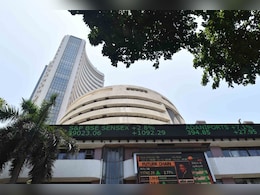 ट्रंप के 50 पर्सेंट टैरिफ के दबाव का असर, सेंसेक्स 765 अंक गिरकर हुआ बंद ट्रंप के 50 पर्सेंट टैरिफ के दबाव का असर, सेंसेक्स 765 अंक गिरकर हुआ बंद