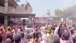 वृंदावन हर्षोल्लास के साथ मनाई गई लट्ठमार होली और फूलों की होली, ब्रज की गीतों पर झूम उठे श्रद्धालु