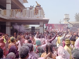 वृंदावन हर्षोल्लास के साथ मनाई गई लट्ठमार होली और फूलों की होली, ब्रज की गीतों पर झूम उठे श्रद्धालु