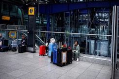 Flight Lands At London's Heathrow 18 Hours After Power Cut Led To Closure Flight Lands At London's Heathrow 18 Hours After Power Cut Led To Closure