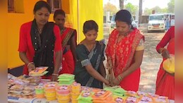 पालक, पलाश और हल्दी से बनाया हर्बल गुलाल, महिलाओं की अनूठी पहल की हो रही खूब तारीफ