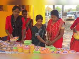 पालक, पलाश और हल्दी से बनाया हर्बल गुलाल, महिलाओं की अनूठी पहल की हो रही खूब तारीफ