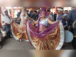 MP के करीला में लगा मेला, माता के दरबार में नृत्य शुरू, देखने वालों की लगी भीड़ MP के करीला में लगा मेला, माता के दरबार में नृत्य शुरू, देखने वालों की लगी भीड़