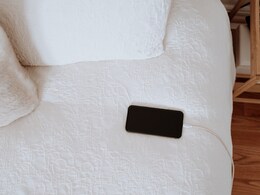 बंद मोबाइल भी कर सकता है आपकी नींद खराब ! जानिए इसकी वजह बंद मोबाइल भी कर सकता है आपकी नींद खराब ! जानिए इसकी वजह