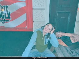 Hania Amir Is The Pookie Of Street Style In A Sweatshirt, Jeans And Sneakers Hania Amir Is The Pookie Of Street Style In A Sweatshirt, Jeans And Sneakers