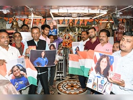 Sunita Williams Landing: सुनीता विलियम्स की घरवापसी पर अमेरिका झूम रहा, भारत में भी फूटे पटाखे, गांव में जलाई गई अखंड ज्योति Sunita Williams Landing: सुनीता विलियम्स की घरवापसी पर अमेरिका झूम रहा, भारत में भी फूटे पटाखे, गांव में जलाई गई अखंड ज्योति