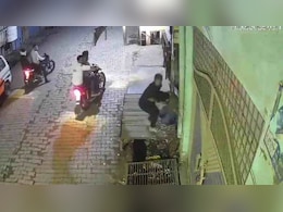 अलीगढ़ में युवक की गोली मारकर हत्या, बाइक से आए थे हमलावर अलीगढ़ में युवक की गोली मारकर हत्या, बाइक से आए थे हमलावर