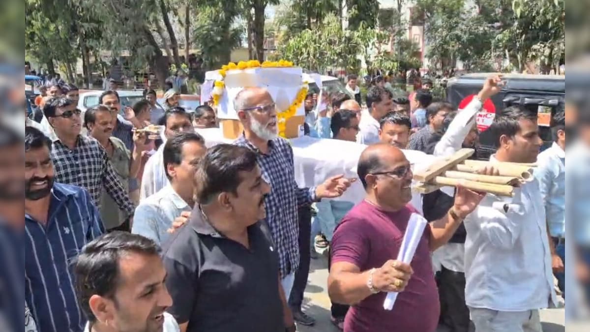 रतलाम में ये किसकी शव यात्रा? 'अर्थी' उठाने वाले क्यों कर रहे नारेबाजी
