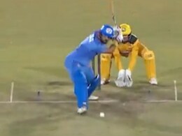 IML T20: '1,2,3,4,5...', युवराज सिंह ने बल्ले से मचाया गदर, 43 साल की उम्र में गगनचुंबी छक्के लगाकर 2007 विश्व कप की दिलाई याद