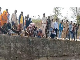 Illegal Liquor: नदी में शराब की धार... रायसेन में ग्रामीण महिलाओं ने अवैध शराब के खिलाफ खोला मोर्चा Illegal Liquor: नदी में शराब की धार... रायसेन में ग्रामीण महिलाओं ने अवैध शराब के खिलाफ खोला मोर्चा