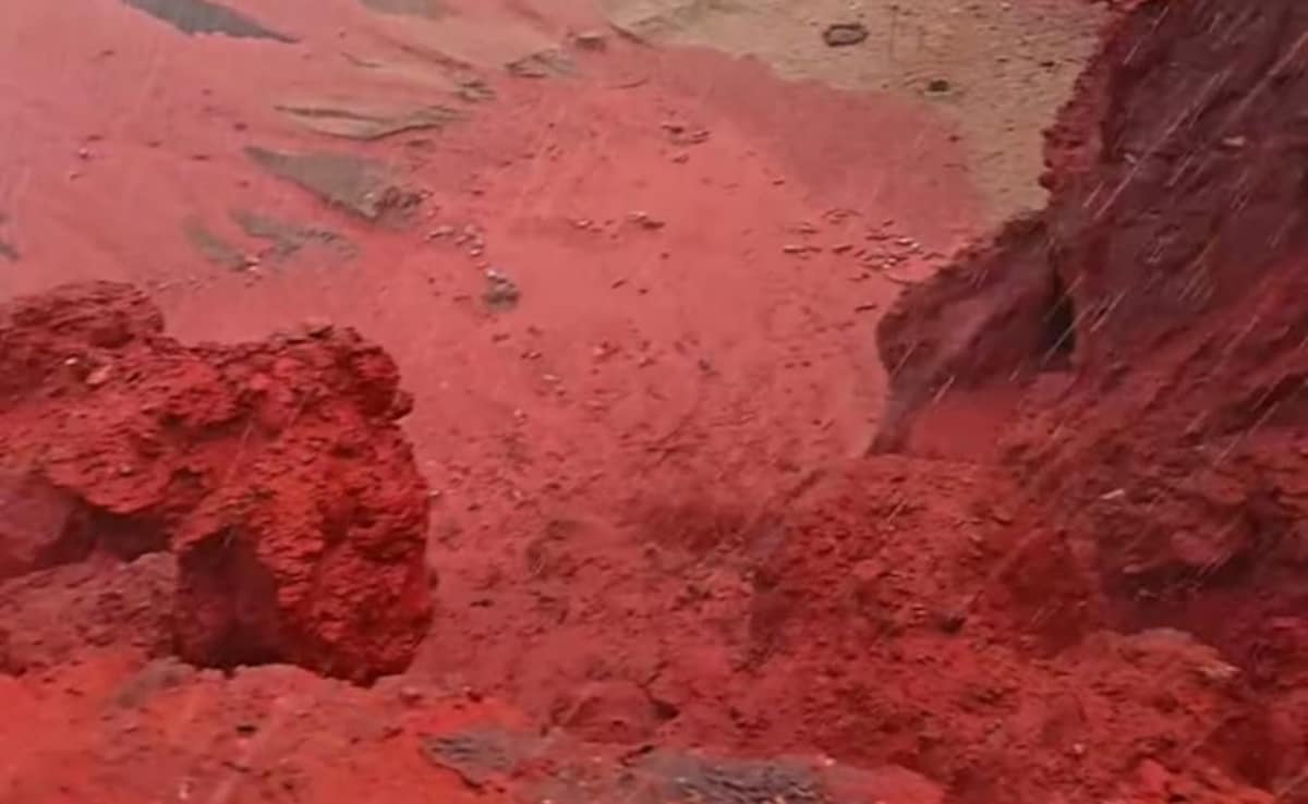 Blood Rain in Iran: A Natural Phenomenon Goes Viral