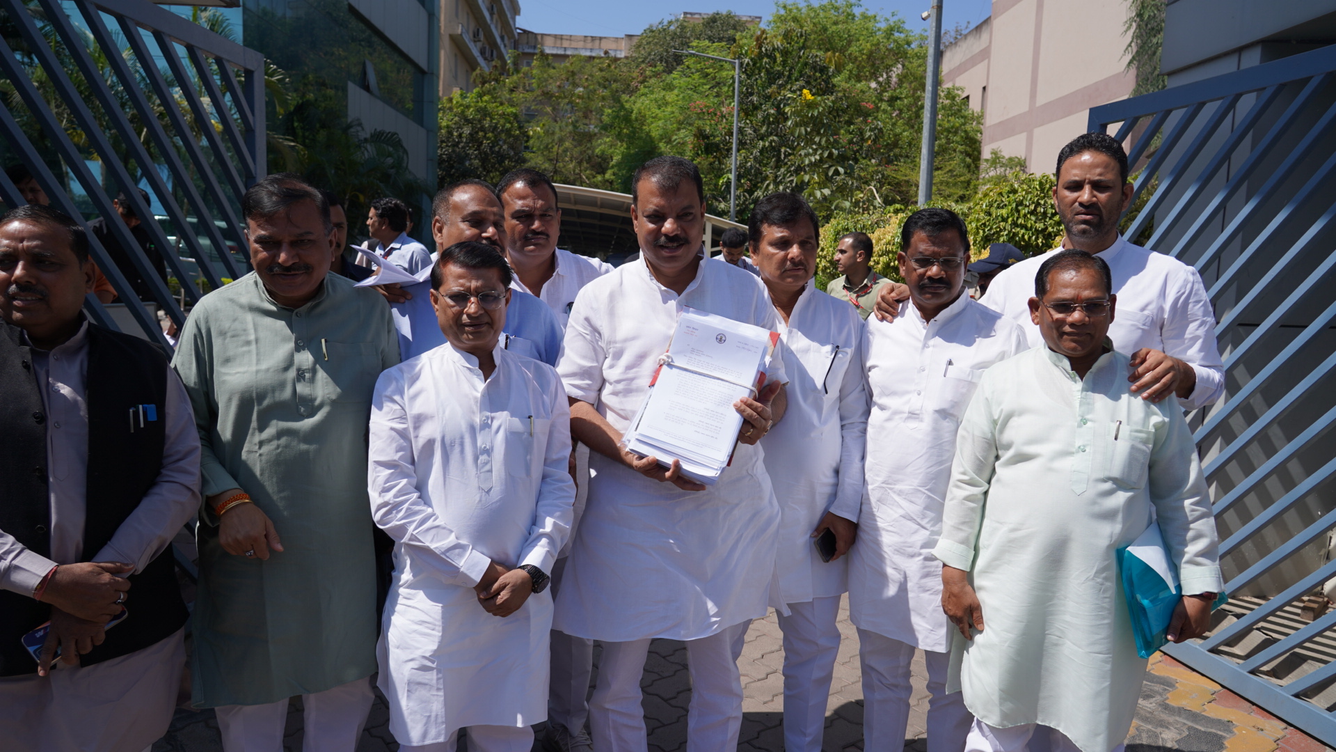 EOW ऑफिस पहुंचा कांग्रेस विधायकों का दल, परिवहन घोटाले को लेकर दर्ज करायी शिकायत