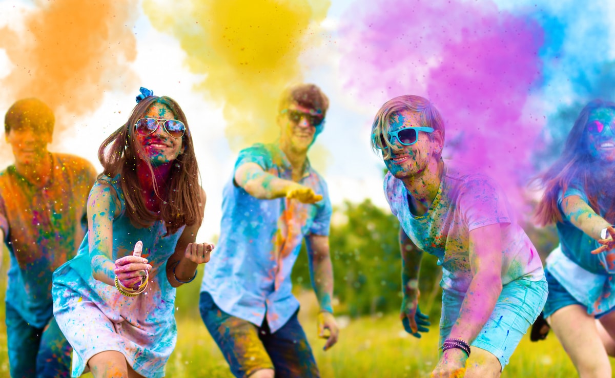 Експлозия от цветове хаотични водни битки и нефилтрирана радост Холи в