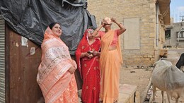 जैसलमेर में धुलंडी के बाद मनाया जाता है विशेष पर्व, 'रोटे' के बीच से सूर्य भगवान को देखती हैं महिलाएं, जानें अनोखी परंपरा का रहस्य