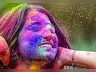 Holi 2026 Special: रंग नहीं छूट रहा? होली से पहले और बाद में अपनाएं ये आसान टिप्स, खुद ही साफ हो जाएगा रंग!
