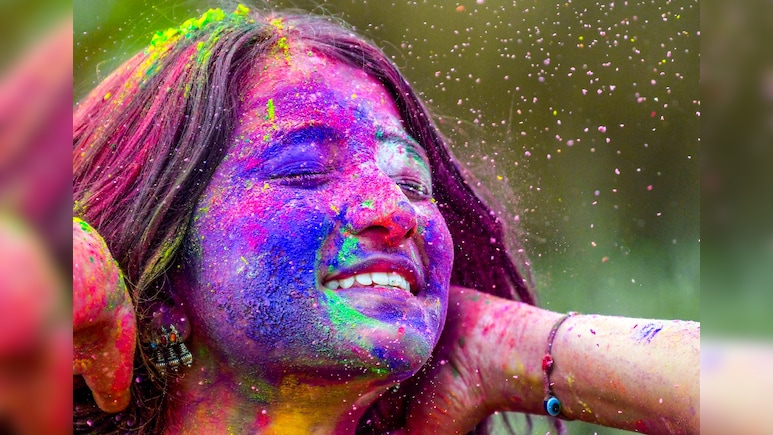 Holi 2026 Special: रंग नहीं छूट रहा? होली से पहले और बाद में अपनाएं ये आसान टिप्स, खुद ही साफ हो जाएगा रंग!