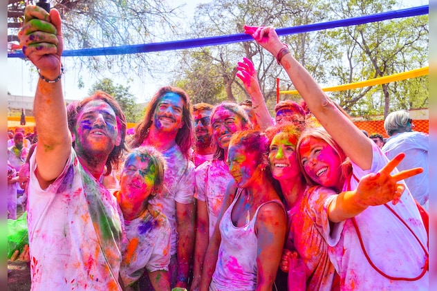 देश-विदेश से आते हैं पर्यटक  देश-विदेश से आते हैं पर्यटक