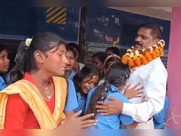 VIDEO: नालंदा में शिक्षक की विदाई पर फूट-फूटकर रोए बच्चे, मास्टर जी के लिए प्यार कर देगा भावुक VIDEO: नालंदा में शिक्षक की विदाई पर फूट-फूटकर रोए बच्चे, मास्टर जी के लिए प्यार कर देगा भावुक