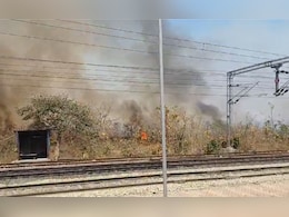 आग ने रोका दो एक्सप्रेस ट्रेनों का रास्ता, बांसा पहाड़ के जंगल में काफी देर तक खड़ी रही ट्रेनें आग ने रोका दो एक्सप्रेस ट्रेनों का रास्ता, बांसा पहाड़ के जंगल में काफी देर तक खड़ी रही ट्रेनें