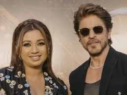 Watch: Shah Rukh Khan Hugs Shreya Ghoshal On IIFA Green Carpet, "Highlight Of A Lifetime" Watch: Shah Rukh Khan Hugs Shreya Ghoshal On IIFA Green Carpet, "Highlight Of A Lifetime"