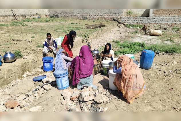 एक नल में पानी आता है, तब महिलाओं की लंबी कतारें लग जाती हैं एक नल में पानी आता है, तब महिलाओं की लंबी कतारें लग जाती हैं