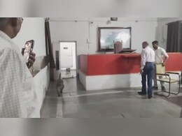 Viral Video: 20 मिनट तक इधर-उधर भागते रहे अधिकारी, SDM Office में बंदर ने मचाया उत्पात Viral Video: 20 मिनट तक इधर-उधर भागते रहे अधिकारी, SDM Office में बंदर ने मचाया उत्पात
