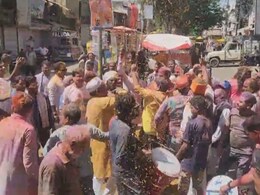 Holi in MP: यहां होली जुलूस पर मुस्लिम कमेटी ने बरसाए फूल, अमन-शांति के साथ मना जुमा और होली