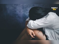 Crime News: सावत्र पित्याकडून अत्याचार, पीडित मुलीने गुप्तांगावरच केला वार