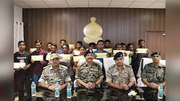 Naxalite Surrender : नक्सली कुनबे को लगा झटका, 17 नक्सलियों ने किया सरेंडर, लाखों का था इनाम&nbsp;