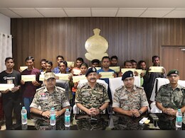 Naxalite Surrender : नक्सली कुनबे को लगा झटका, 17 नक्सलियों ने किया सरेंडर, लाखों का था इनाम 