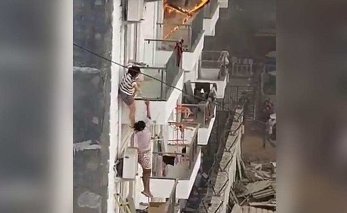Video: Greater Noida Girls Hostel On Fire, 2 Students Climb Down From ...
