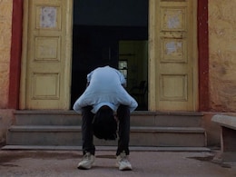 राजस्थान में बोर्ड परीक्षा में हो रही गड़बड़ी, परीक्षा से वंचित छात्र शिक्षा अधिकारी कार्यालय पर बना मुर्गा; जानें वजह