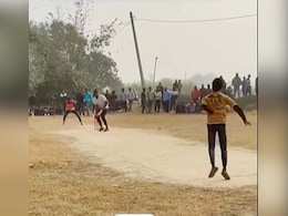 तीसरा हाथ कहां से आया... पीठ के पीछे गेंदबाज ने ऐसे बदली गेंद, बॉलिंग के अनोखे स्टाइल ने किया हैरान, कन्फ्यूज़ हो गए लोग तीसरा हाथ कहां से आया... पीठ के पीछे गेंदबाज ने ऐसे बदली गेंद, बॉलिंग के अनोखे स्टाइल ने किया हैरान, कन्फ्यूज़ हो गए लोग