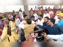 रीवा नगर निगम की बजट बैठक पर बवाल, BJP ने निकाली अर्थी, तो कांग्रेस ने छिड़का गंगाजल रीवा नगर निगम की बजट बैठक पर बवाल, BJP ने निकाली अर्थी, तो कांग्रेस ने छिड़का गंगाजल