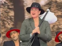 IIFA 2025: Kareena Kapoor Pays Tribute To Grandfather Raj Kapoor With <i>Mera Joota Hai Japani</i> Performance IIFA 2025: Kareena Kapoor Pays Tribute To Grandfather Raj Kapoor With <i>Mera Joota Hai Japani</i> Performance