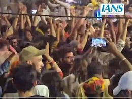 वाराणसी के दशाश्वमेध घाट पर खेली गई होली, लोक गायकों ने बांधा समां, देखिए VIDEO