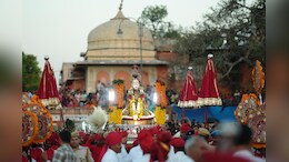 Gangaur Festival: जयपुर में गणगौर की निकली शाही सवारी, जोधपुर में 3 किलो सोने के गहने से माता का शृंगार; देखें तस्वीरें