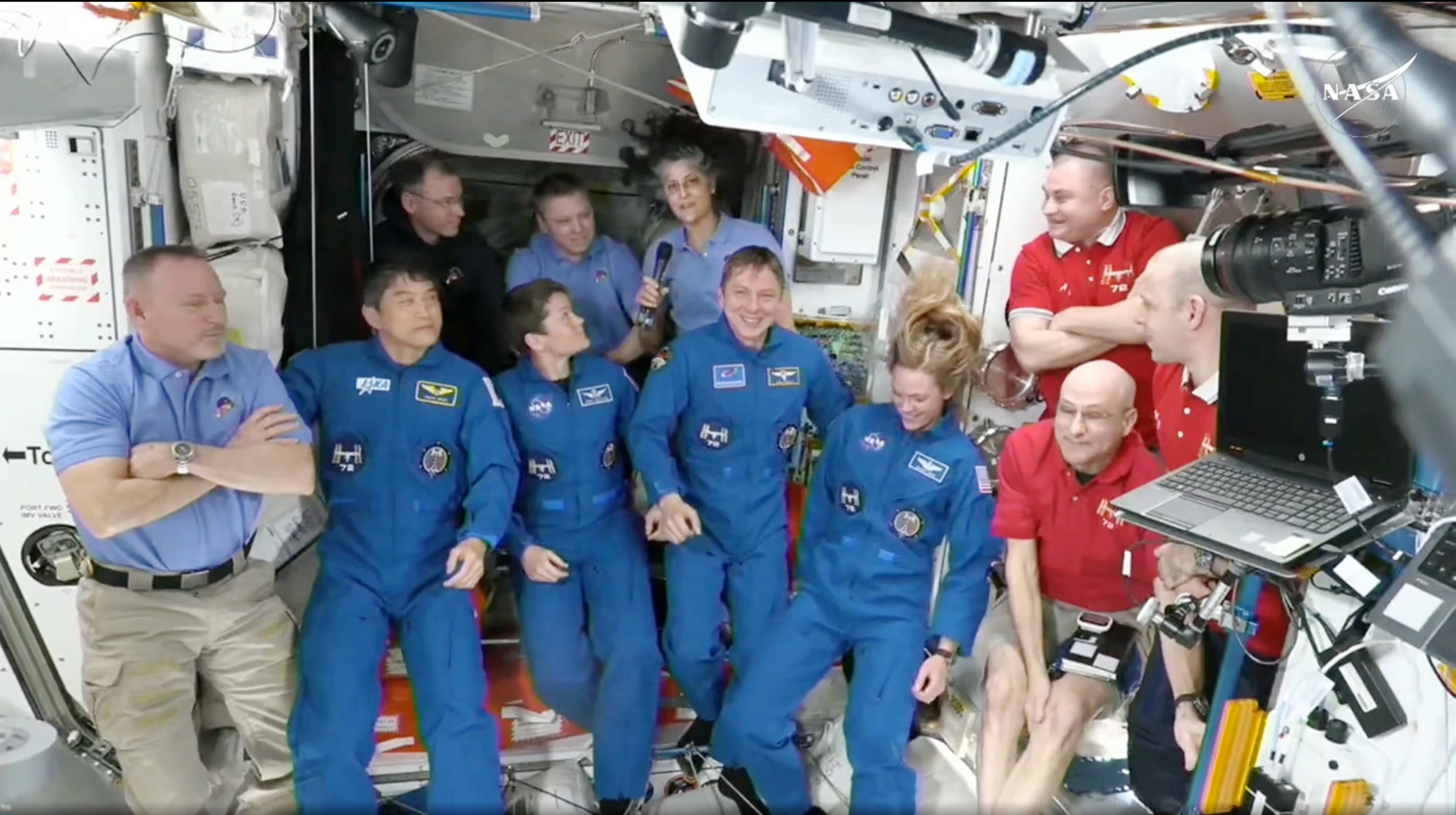 NASA क्रू-10 के सदस्यों को सामने देख खुशी से झूम उठीं सुनीता विलियम्स